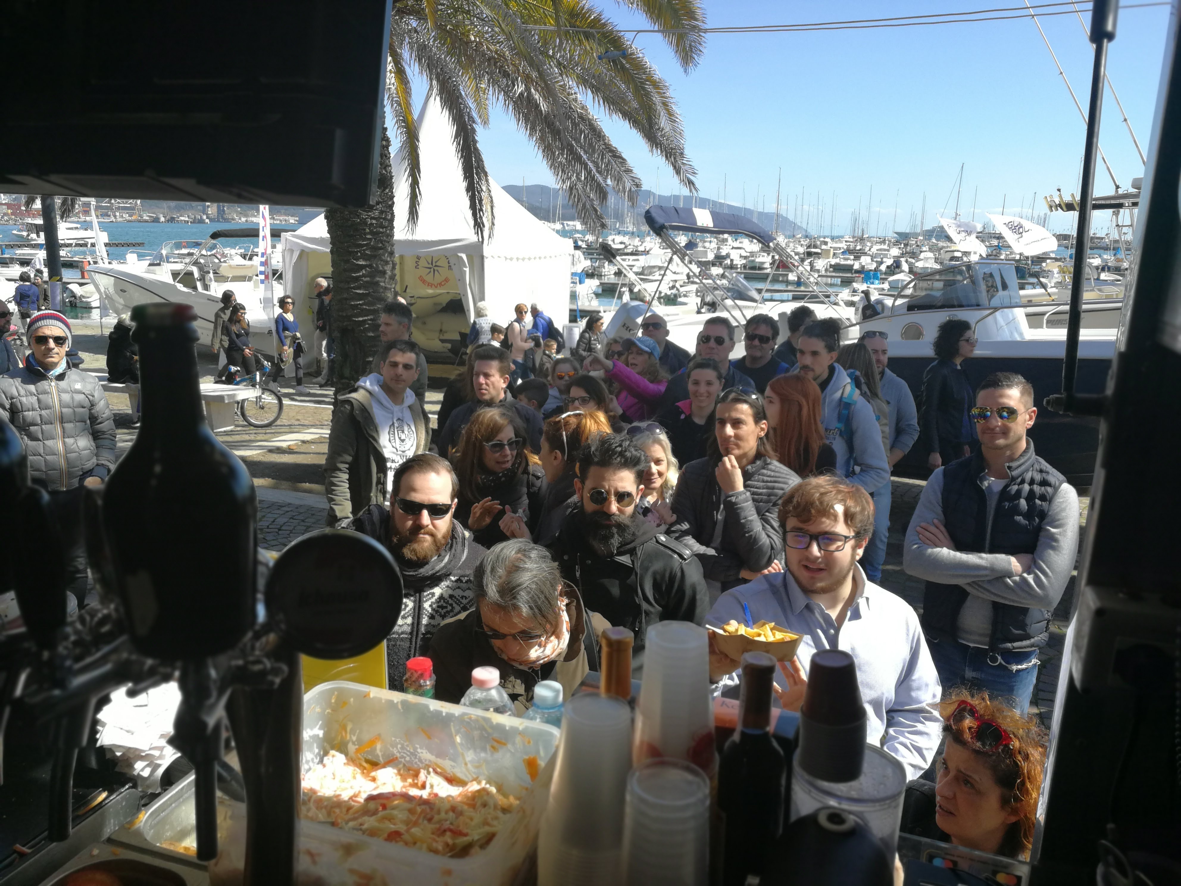 Coda di Clienti al Porto di Spezia
