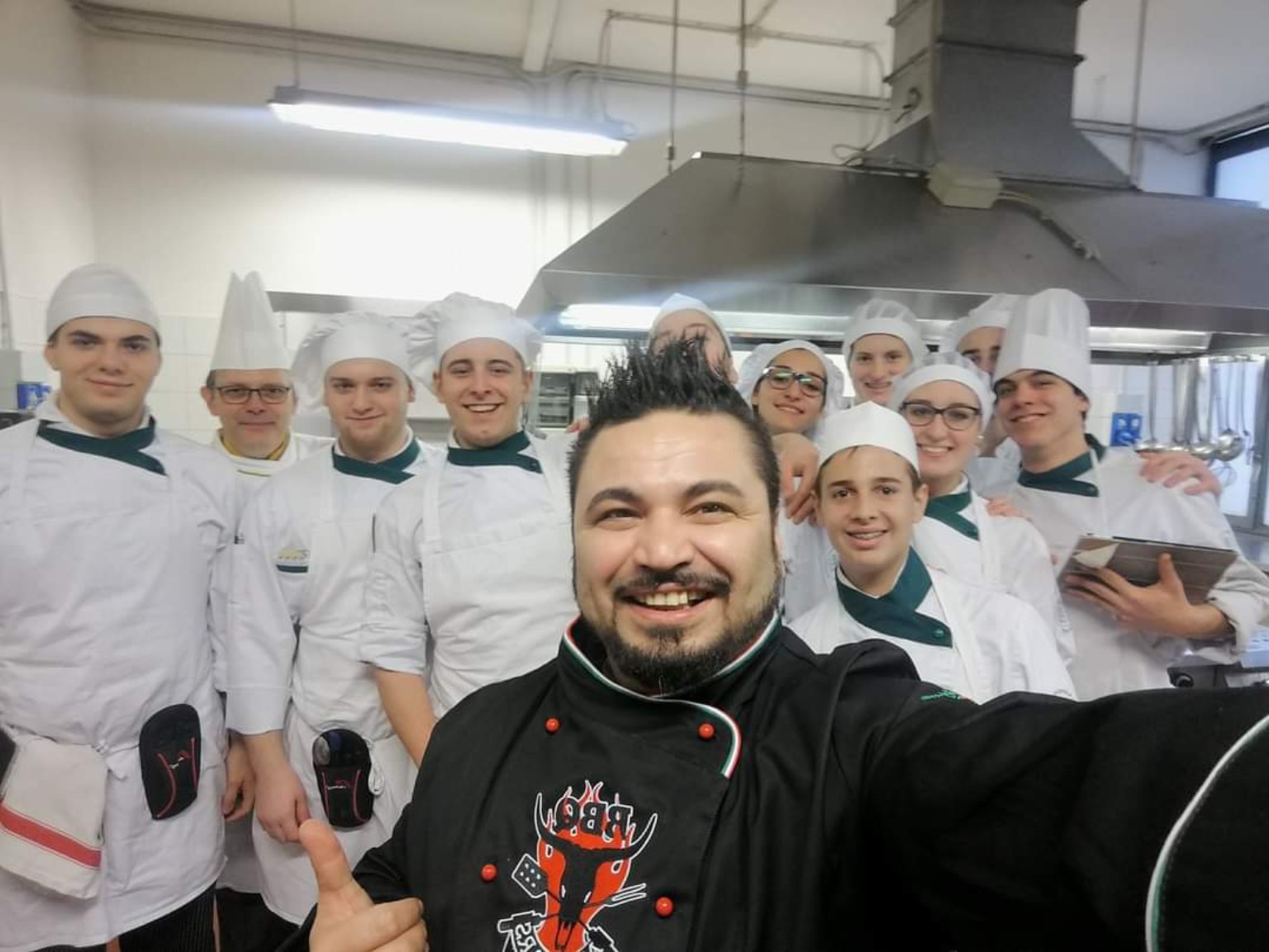 Chef Michele Valecce docente presso la scuola alberghiera durante le sue masterclass