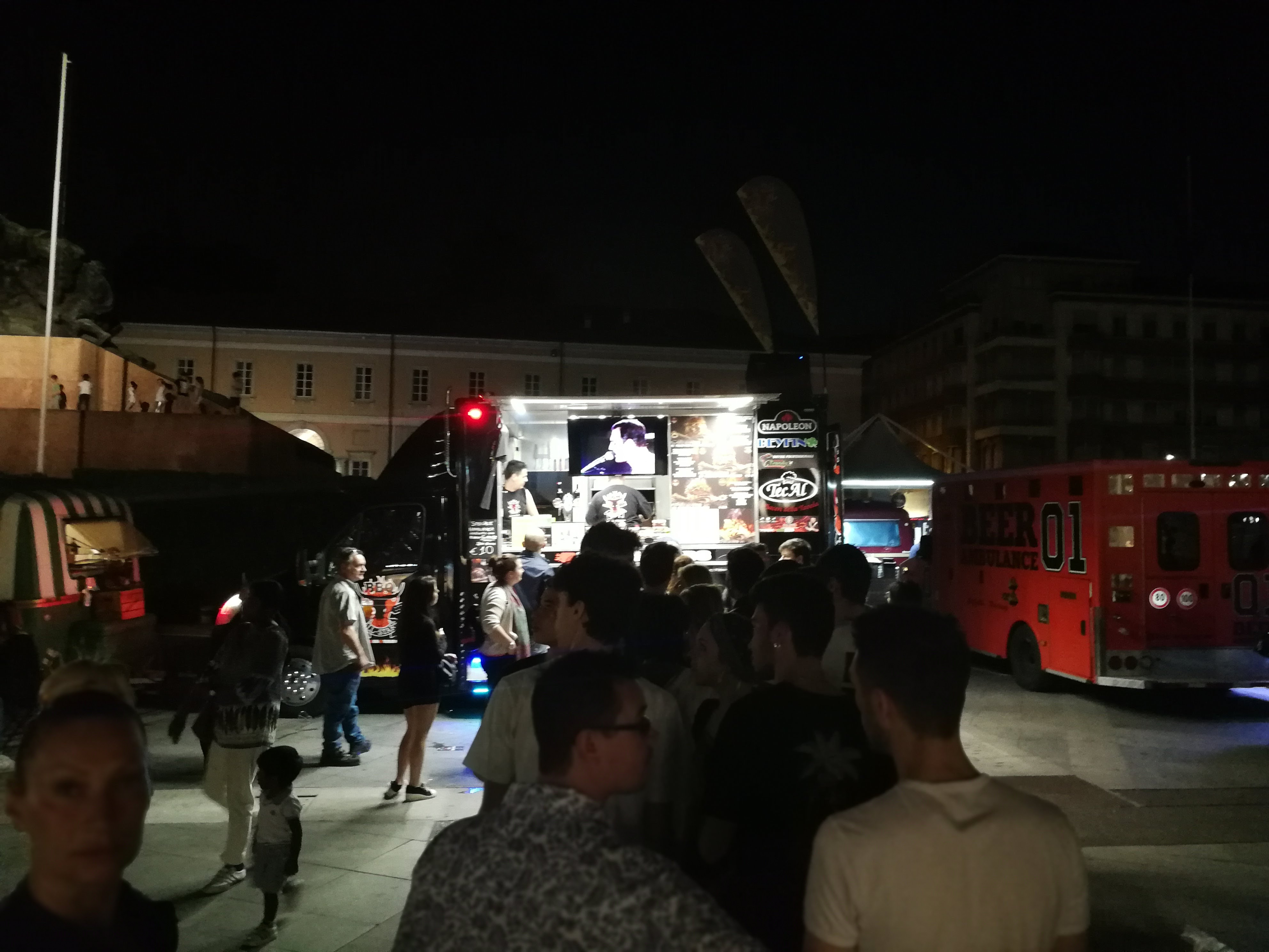 Food Truck Fila di Persone